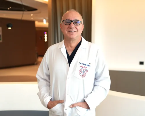 Kısa Mesafede Gelen Bacak Ağrısına Dikkat: “Vitrin Hastalığı” Damar Tıkanıklığının İlk Belirtisi Olabilir.